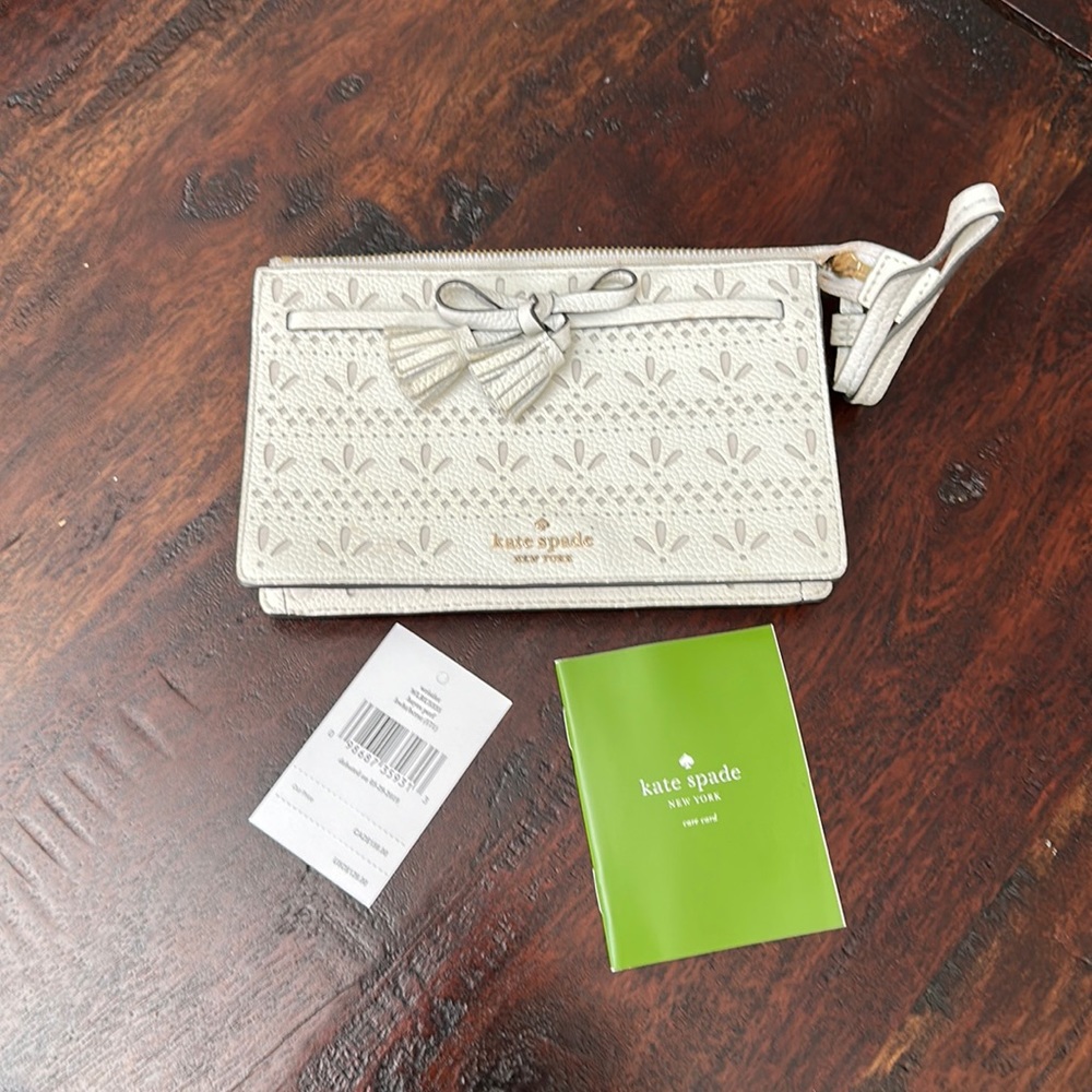 Kate spade wristlet. NWT. Off white